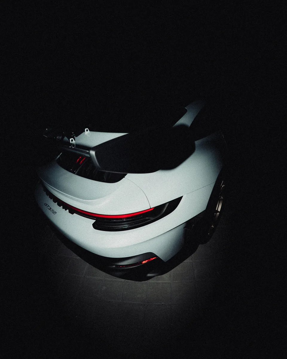 Porsche-Heck und Flügel von oben