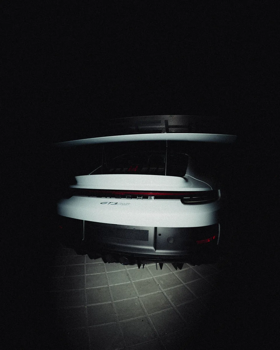 Porsche-Heck im fokussierten Garagenlicht