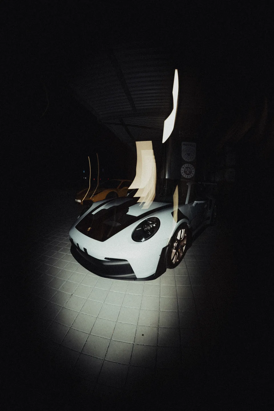 Porsche mit geöffneter Tür in der Garage