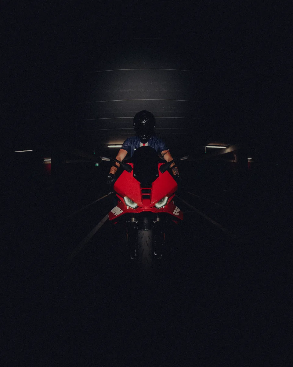Fahrer auf der BMW bei Nacht