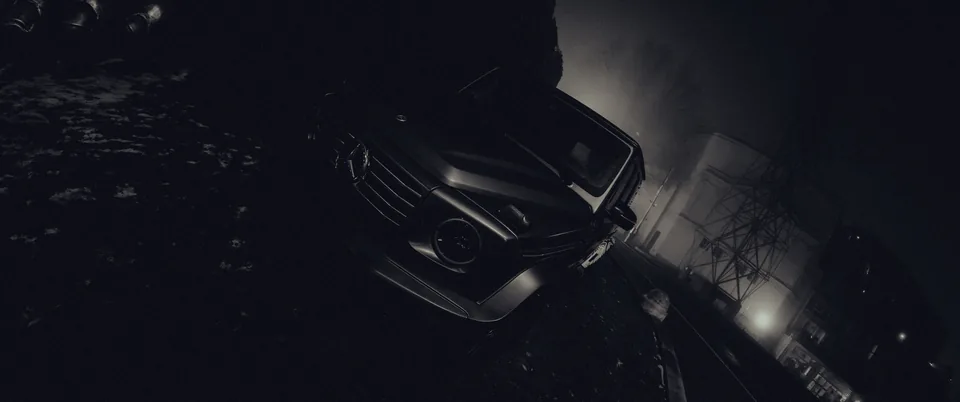 Mercedes-Benz G-Klasse in einer dunklen Garage