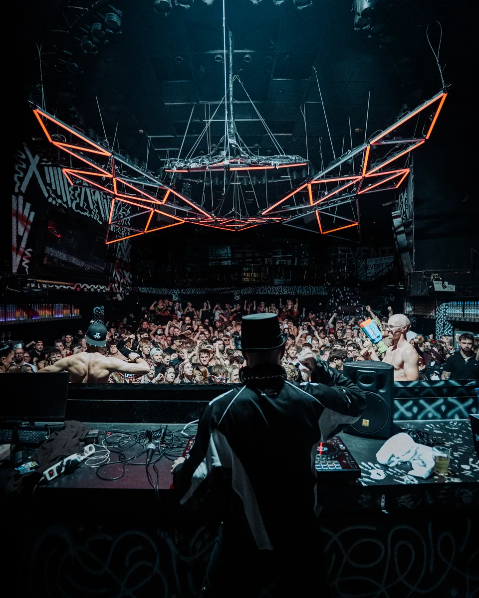 Mission Harderstyles – Blick vom DJ-Pult auf Bühne und Publikum