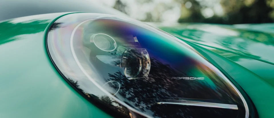Detailaufnahme eines Porsche-Scheinwerfers