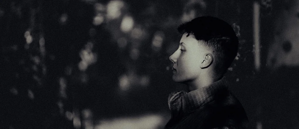 Atmosphärisches Portrait von Felix bei Nacht