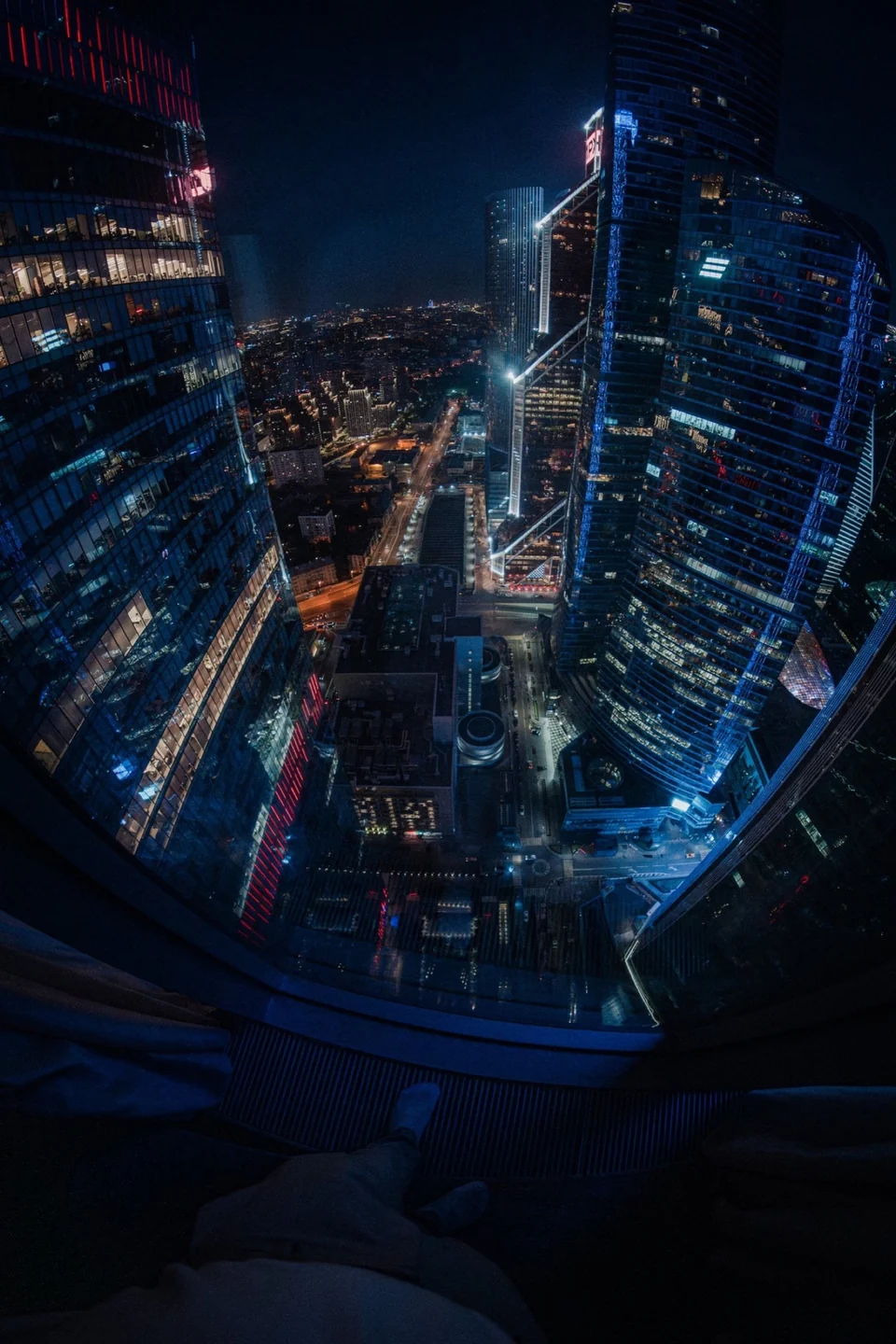 Nächtlicher Blick auf beleuchtete Hochhäuser in Moskau